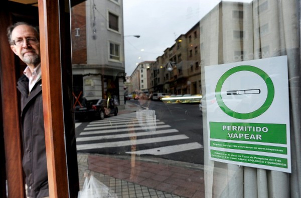 Cartel a las puertas de un bar en Pamplona que informa a sus clientes de que está permitido 
