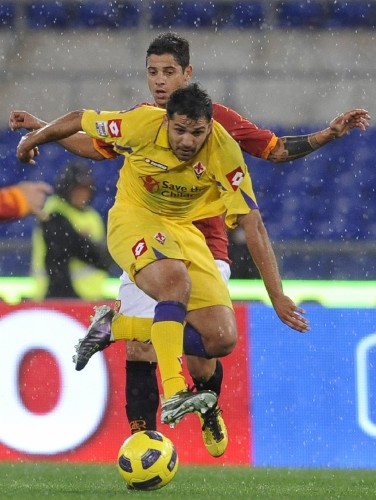 El jugador de la Fiorentina Mario Santana (frente) evade a Cicinho, de la Roma.
