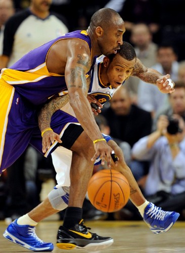 El jugador de los Lakers de Los Angeles Kobe Bryant (i) lucha por el balón contra Monta Ellis.