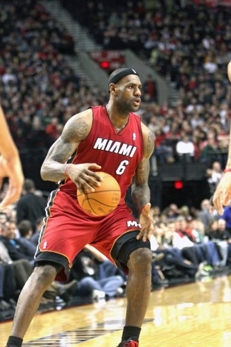 El alero de los Heat de Miami LeBron James conduce el balón.