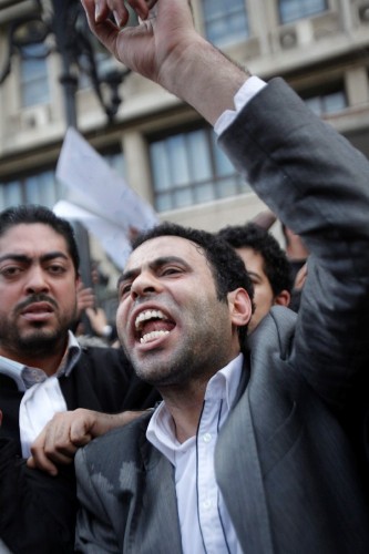 Un manifestante grita lemas durante una protesta realizada en las calles del centro de Túnez.