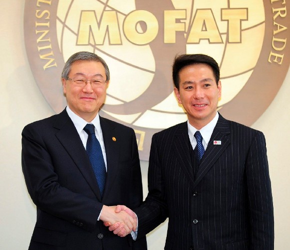 El ministro de Exteriores japonés, Seiji Maehara (dcha), estrecha la mano a su homólogo surcoreano, Kim Seung-Hwan .