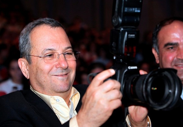 El ministro israelí de Defensa, Ehud Barak hace fotos a los periodistas.