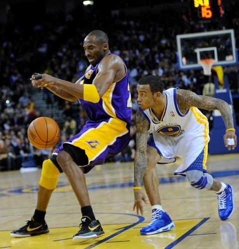 El jugador de los Lakers de Los Angeles Kobe Bryant (i) lucha por el balón contra Monta Ellis, de los Golden State Warriors.