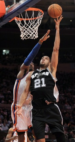 El jugador de los Spurs Tim Duncan (d), intenta anotar sobrepasando a Amar'e Stoudemire de los Knicks.