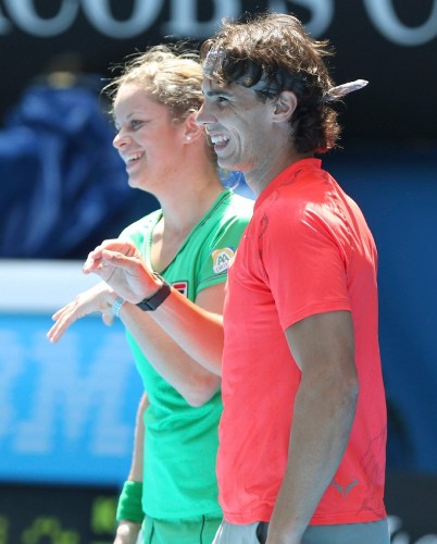 El tenista español Rafael Nadal (dcha) bromea con la tenista belga Kim Clijsters.