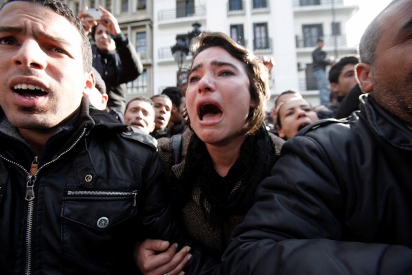 Manifestantes durante una protesta convocada contra el presidente tunecino, Zine el Abidine Ben Alí.