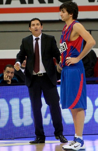 El entrenador del Regal FC Barcelona, Xavi Pascual (i), da instrucciones al base Ricky Rubio.