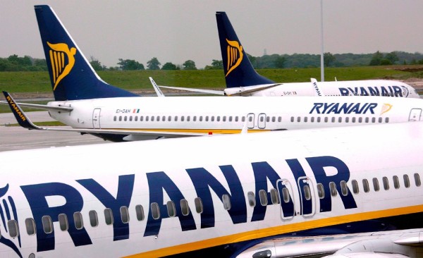 Una fotografía de archivo realizada el 10 de mayo del 2007 que muestra varios aviones de la compañía aérea de bajo coste Ryanair en el aeropuerto de Dubín, Irlanda.