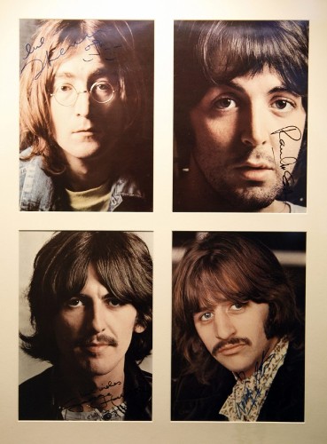 Fotografía de McCartney, Harrison, Lennon y Ringo Starr con firmas originales de los músicos de The Beatles