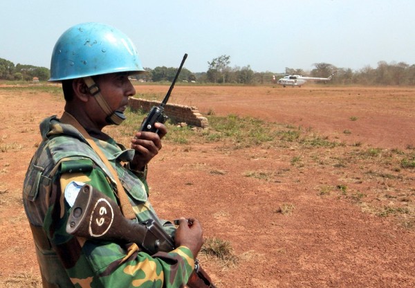 Un soldado de las tropas de la ONU vigila durante el aterrizaje de un helicóptero en Yambio, sur de Sudán,