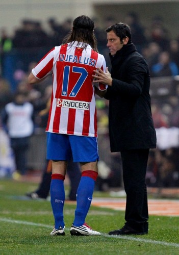 El entrenador del Atlético de Madrid, Quique Sánchez Flores, da instrucciones al defensa checo Tomas Ujfalusi.