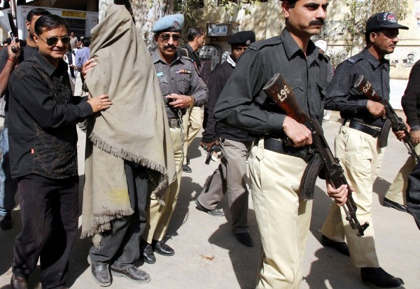 Policías paquistaníes escoltan a un presunto asesino a sueldo.