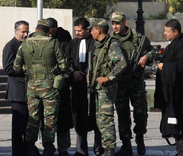 Los abogados Fethi Trifi (i), Abderraouf Ayadi (d) y Saber Ziedi (c) hablan con un grupo de soldados mientras esperan para reunirse con el primer ministro tunecino, Mohamed Ghanuchi.