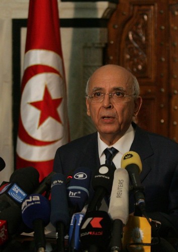 El primer ministro tunecino, Mohamed Ghanuchi, comparece ante los medios para anunciar un Gobierno de 