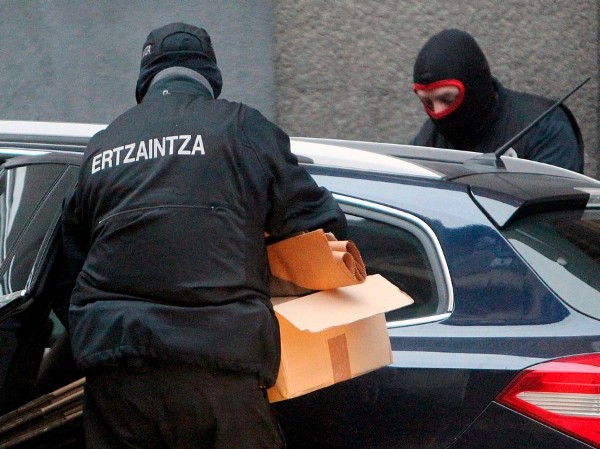 Agentes de la División Antiterrorista y de Información de la Ertzaintza.
