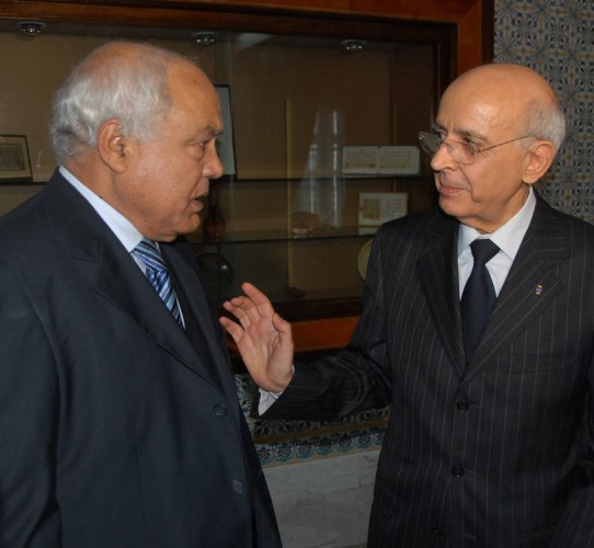 El primer ministro tunecino, Mohamed Ghannouchi (d), y el ministro de Educación e Investigación Científica, Ahmed Ibrahim, hablan durante una reunión.