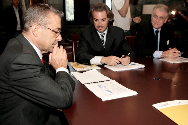 El jefe del Ejecutivo de Canarias, Paulino Rivero (i), se reunió en diciembre con el presidente y el vicepresidente de Exceltur, Sebastián Escarrer (c) y José Luis Zoreda, respectivamente.