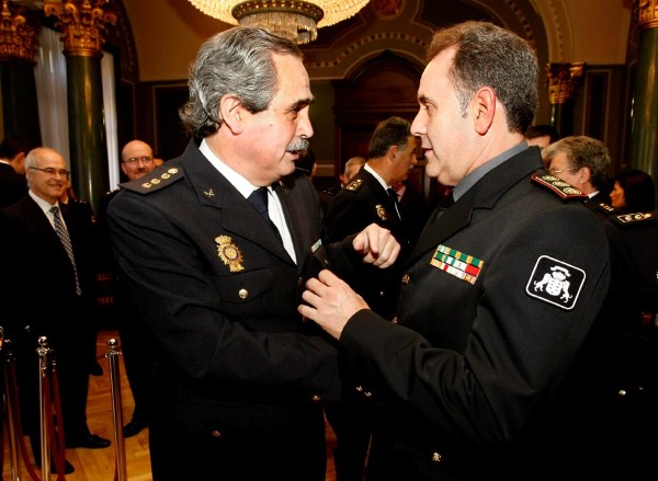 El nuevo jefe superior de Policía de Canarias, Julián Márquez (i)