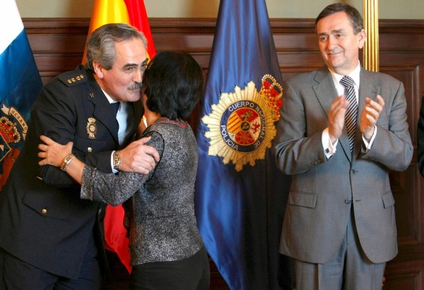 La delegada del Gobierno en Canarias, Carolina Darias, felicita al nuevo jefe superior de Policía de Canarias, Julián Márquez (i), ante el director general de la Policía y de la Guardia Civil, Francisco Javier Velázquez.