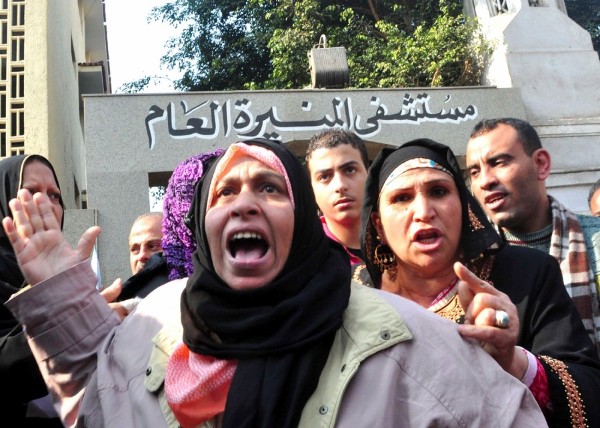 Familiares del egipcio Mohamed Faruk Mohamed Hasan, de 50 años,quien se ha quemado a lo bonzo frente a la sede del Gobierno.