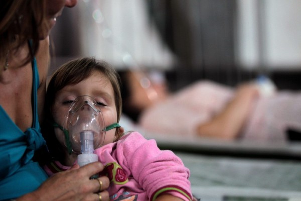 Una niña es atendida en el Hospital de Campaña, instalado por las Fuerzas Armadas para atender a la población de Nova Friburgo.