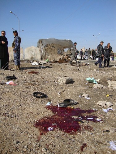 Manchas de sangre en el lugar de un atentado suicida en Tikrit.