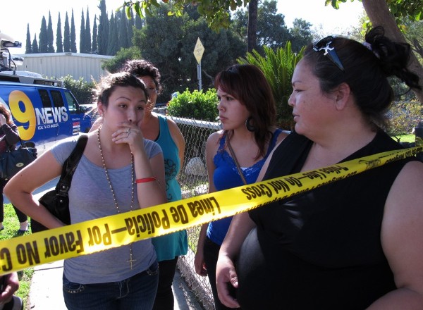 Varias vecinas esperan después de que se presentara un tiroteo en la escuela de bachillerato Gardena High School de Los Ángeles.