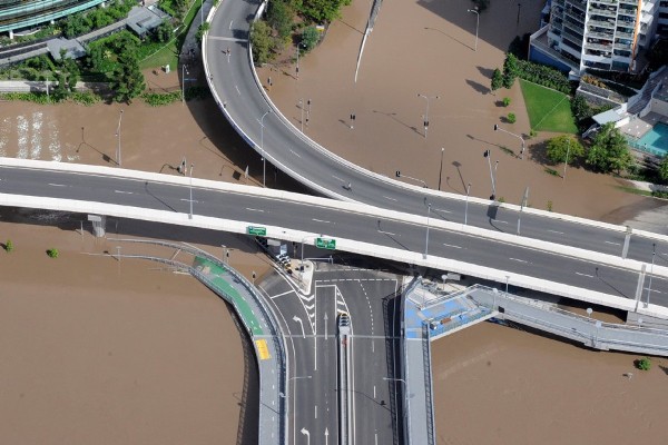 Vista aérea de varias carreteras parcialmente inundadas en el distrito financiero de Brisbane (Australia) hoy, jueves.