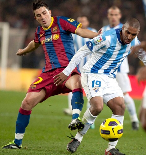 El delantero del FC Barcelona David Villa (i) lucha por el balón con el defensa danés del Málaga CF Patrick Mtiliga .