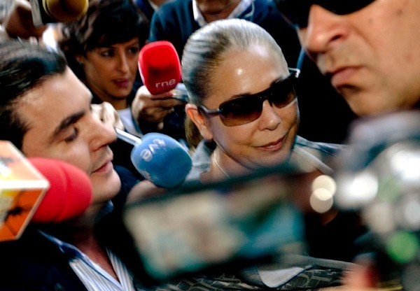La tonadillera Isabel Pantoja, rodeada de periodistas.