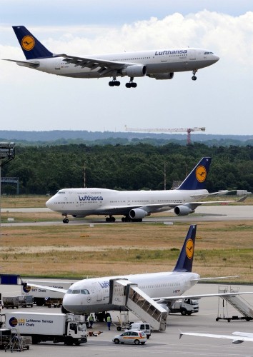 Tres aviones de la aerolínea alemana Lufthansa se observan en el aeropuerto de Fráncfort.