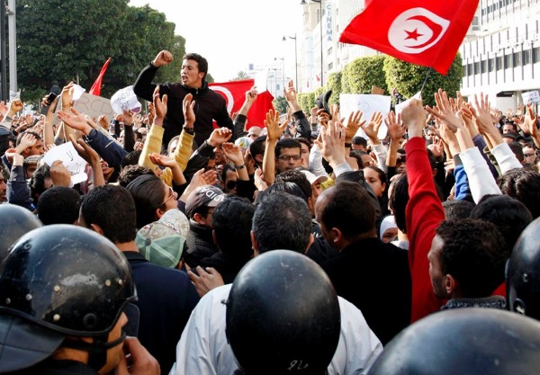 Los tunecinos participan en una protesta en contra de la Agrupación Constitucional Democrática (RCD.