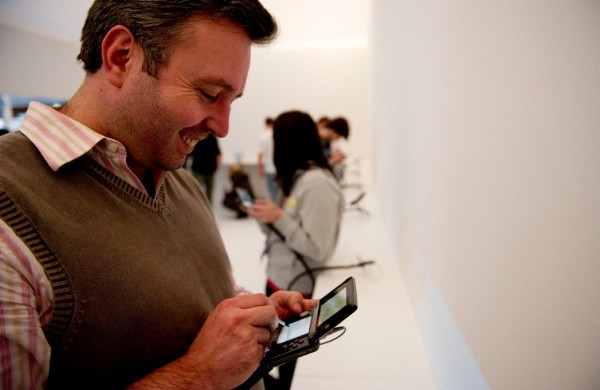 Un visitante de la Expo de Haarlemmermeer prueba el nuevo Nintendo 3DS.