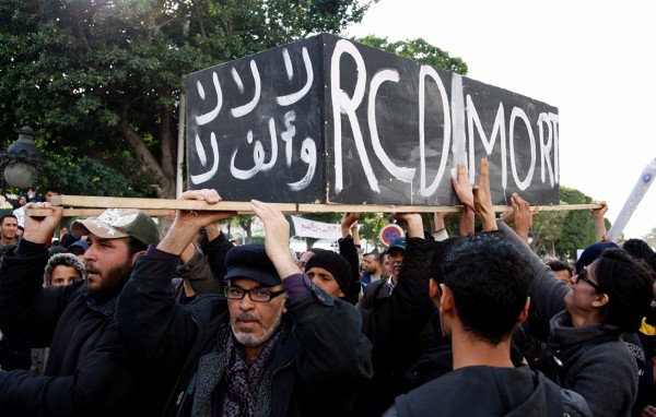 Tunecinos sostienen un ataúd de la Agrupación Constitucional Democrática (RCD), durante una protesta.