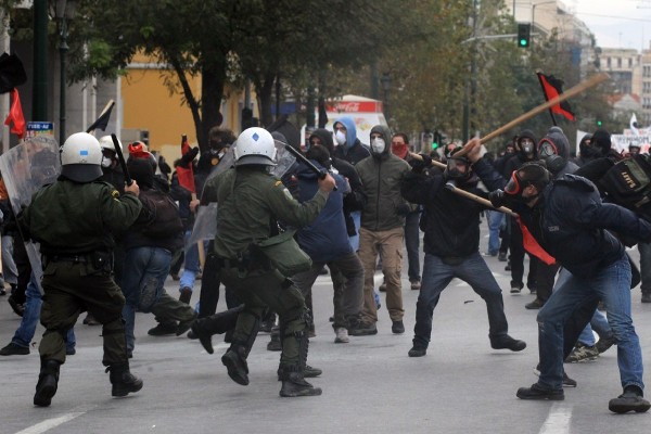 La policía antidisturbios carga contra un grupo de manifestantes.