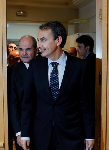 El presidente del Gobierno, José Luis Rodríguez Zapatero, acompañado por el vicepresidente tercero del Gobierno, Manuel Chaves (i).