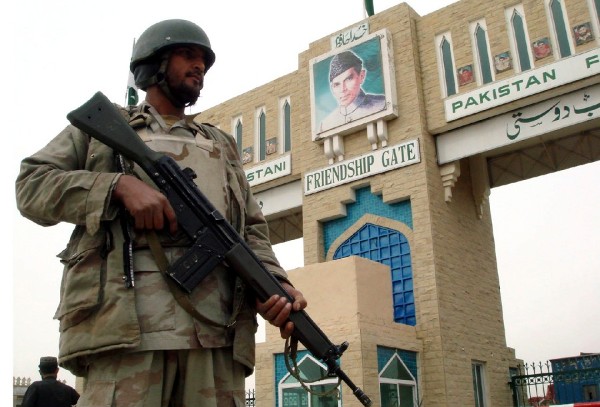 Un soldado paquistaní vigila el paso fronterizo entre Pakistán y Afganistán.