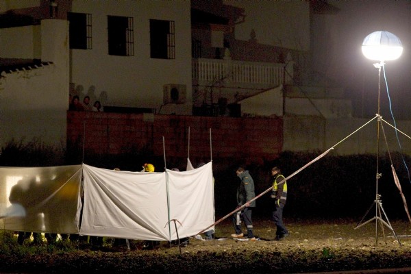 Miembros de la Guardia Civil inspeccionan la caseta de la depuradora de una piscina de la localidad de Arriate.