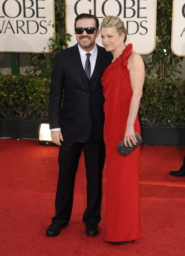 El actor británico y presentador de la ceremonia Ricky Gervais (i) y su esposa.