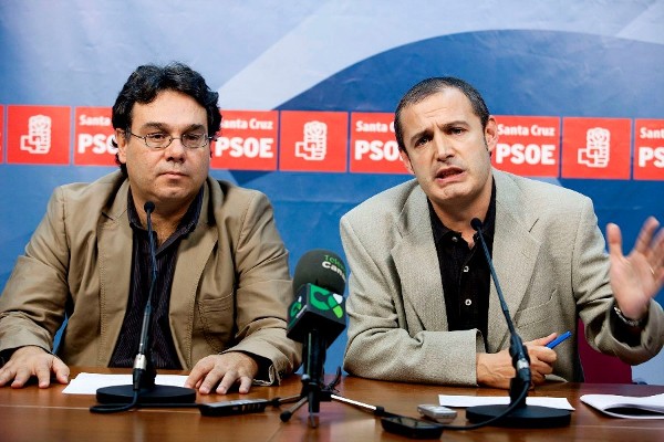 El ex secretario general del PSOE en Santa Cruz de Tenerife, José Manuel Corrales (d) y el ex secretario general de los socialistas tinerfeños, Ignacio Viciana.