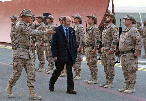 El vicepresidente primero del Gobierno y ministro del Interior, Alfredo Pérez Rubalcaba, visitando a los soldados españoles desplegados en Herat (Afganistán).