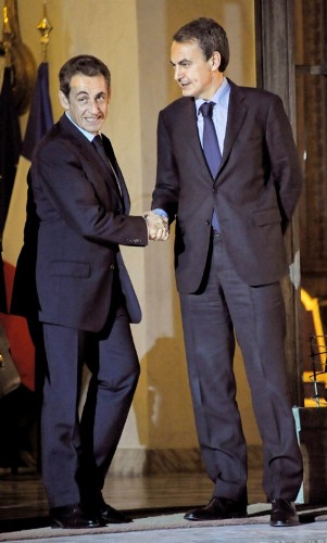 El presidente francés Nicolas Sarkozy (izda) despide al jefe del Ejecutivo español, José Luis Rodríguez Zapatero.