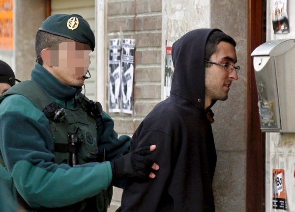 Agentes de la Guardia Civil trasladan a Iker Moreno Ibáñez.