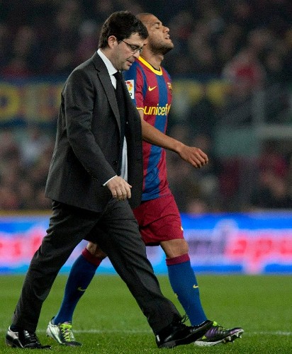 El defensa brasileño del FC Barcelona Daniel Alves (d) se retira lesionado del terreno de juego.