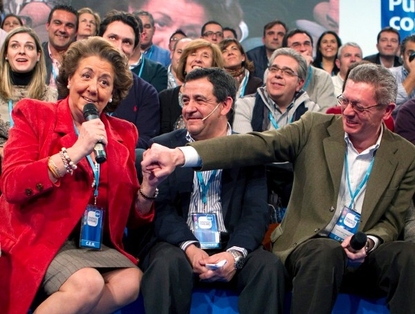 La alcaldesa de Valencia, Rita Barberá, con el micrófono.