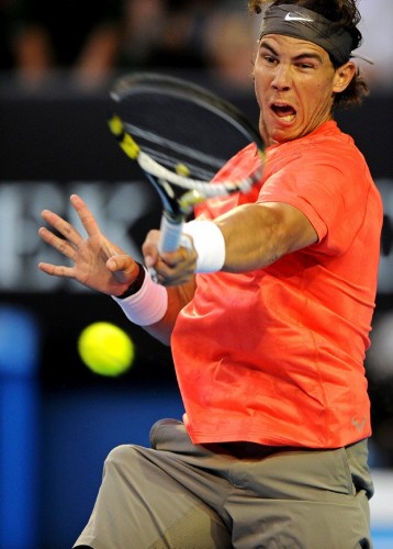 El tenista español Rafael Nadal devuelve la bola al croata Marin Cilic durante su partido de la cuarta ronda del Abierto de Australia disputado hoy, lunes, 24 de enero de 2011, en Melbourne, Australia. Nadal ganó en tres sets.