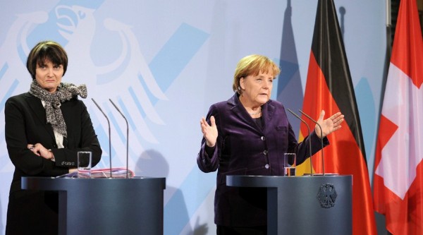 La ministra de Asuntos Exteriores y presidenta de Suiza, Micheline Calmy-Rey (izda), atiende a la rueda de prensa ofrecida junto a la canciller alemana, Ángela Merkel.