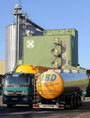 Un par de camiones permanecen aparcados en la oficina de la Sociedad Cooperativa Agrícola EG en Damme, Alemania, el 15 de enero de 2011.