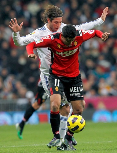 El defensa del Real Madrid Sergio Ramos (i) disputa un balón con el centrocampista uruguayo del RCD Mallorca Gonzalo Castro.